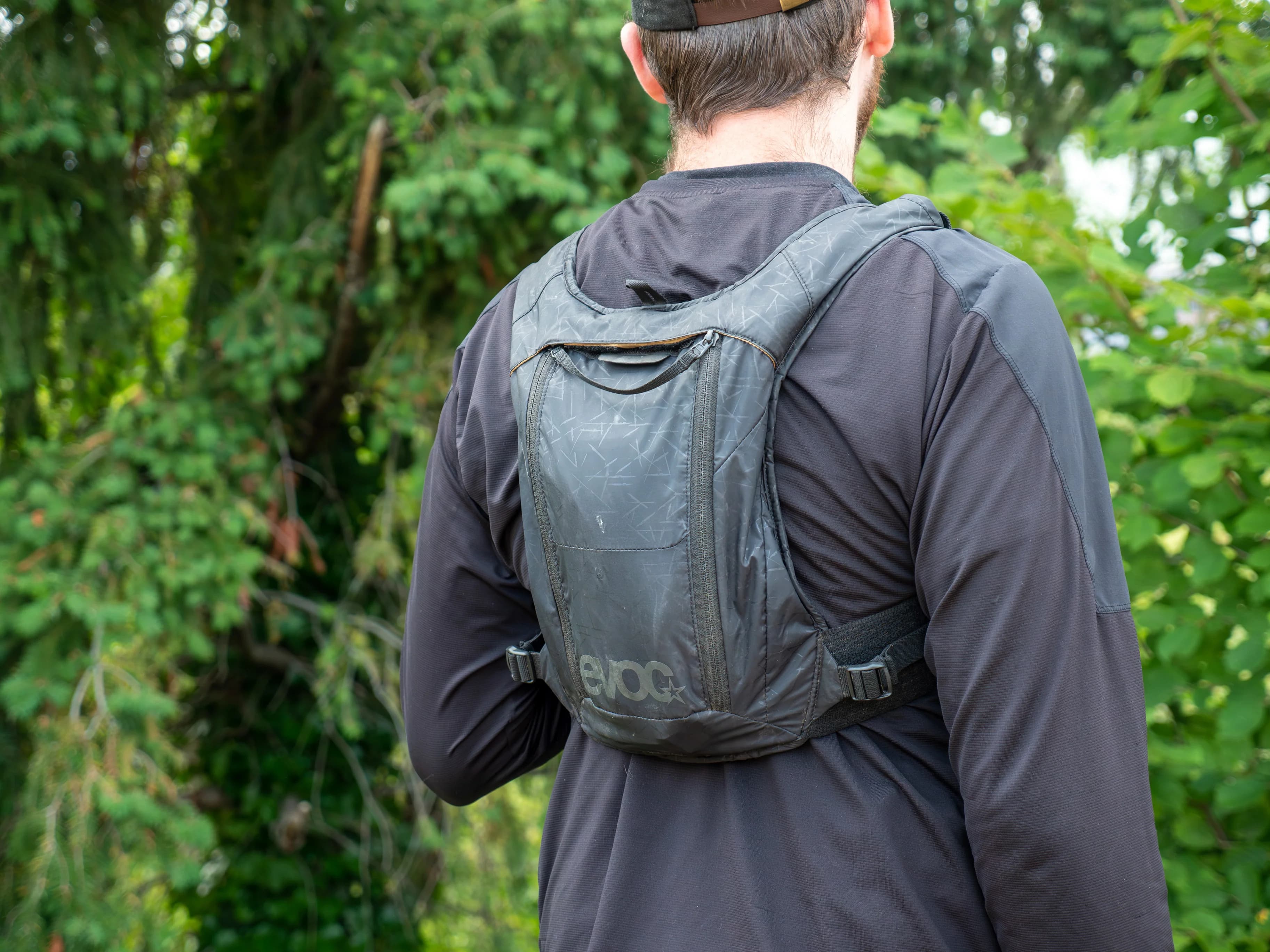 Планински колоездач на пътека