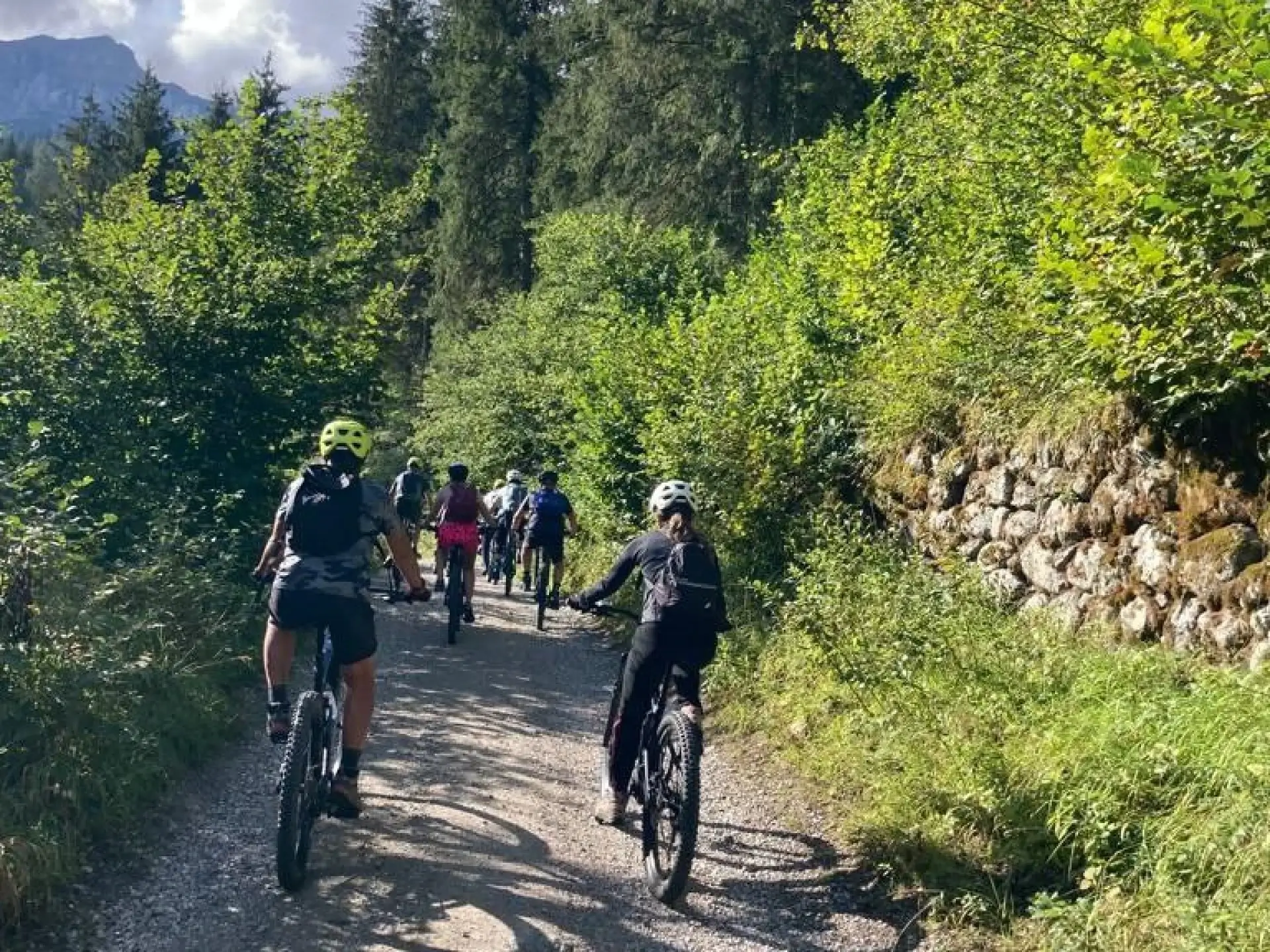 Колоездач с е-байк по планински терен